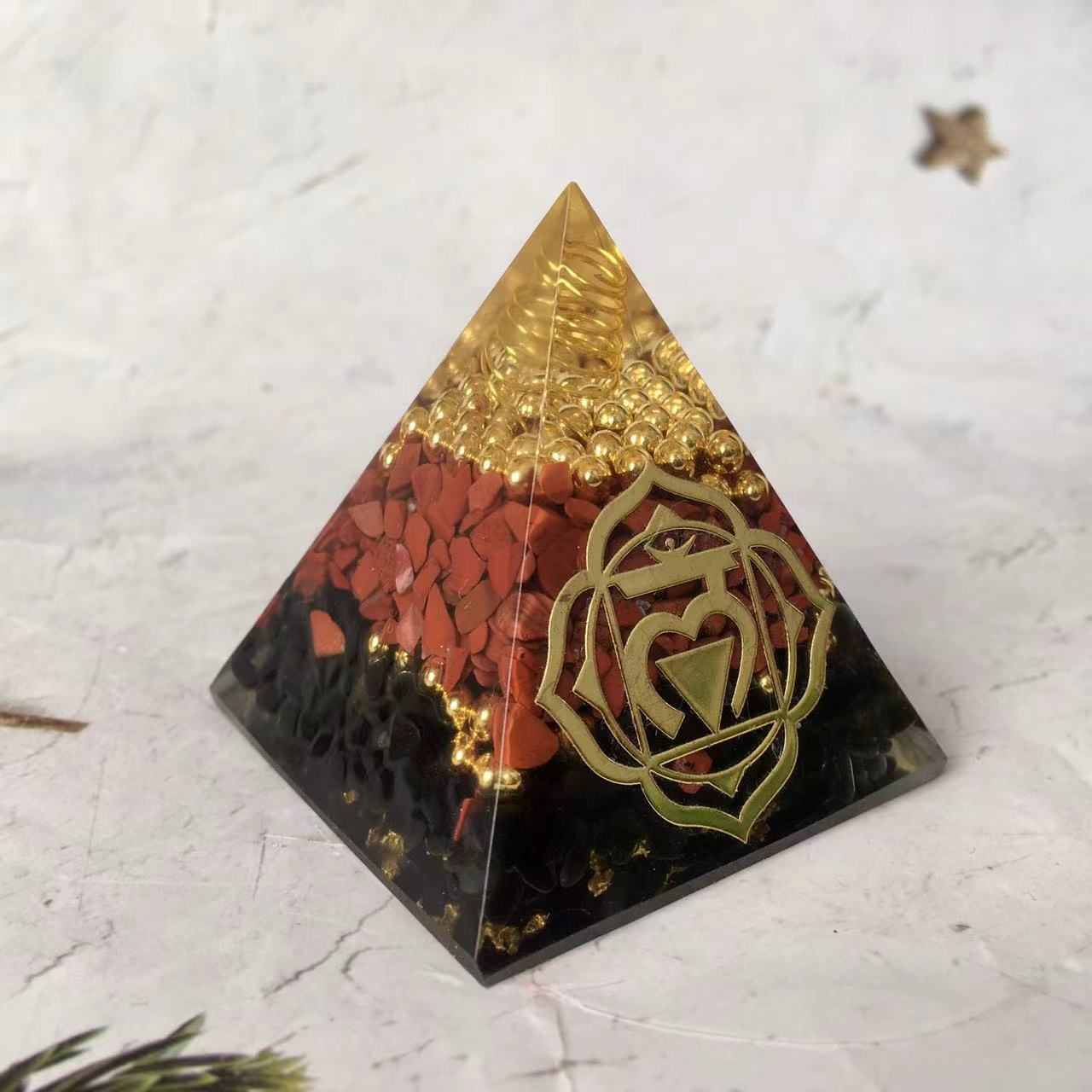 Natural crystal and Rsein Pyramid Energy Crystal Eliminates Negative Energy Resin Pyramid Crafts