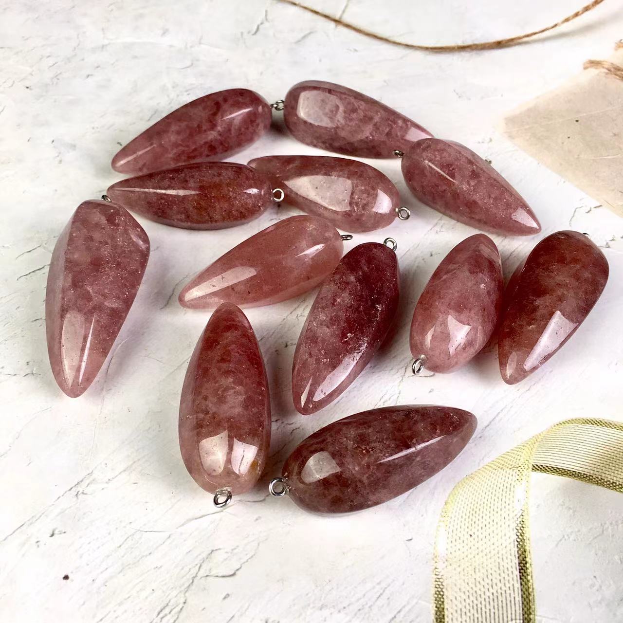 High quality wholesale  Natural Crystal Strawberry pendant For Decoration