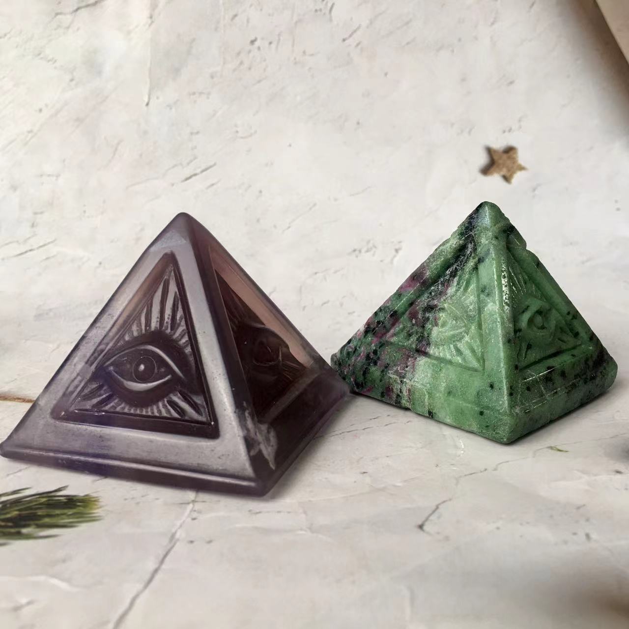 Natural crystal and Rsein Pyramid Energy Crystal Eliminates Negative Energy Resin Pyramid Crafts