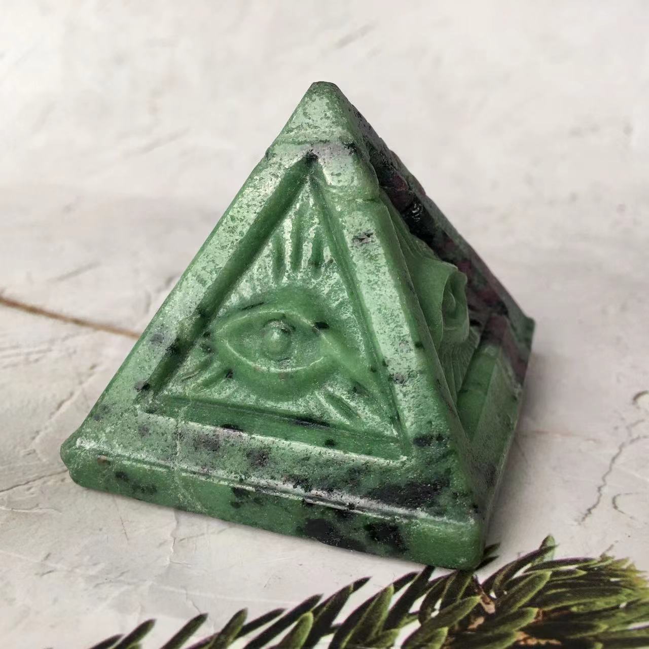 Natural crystal and Rsein Pyramid Energy Crystal Eliminates Negative Energy Resin Pyramid Crafts