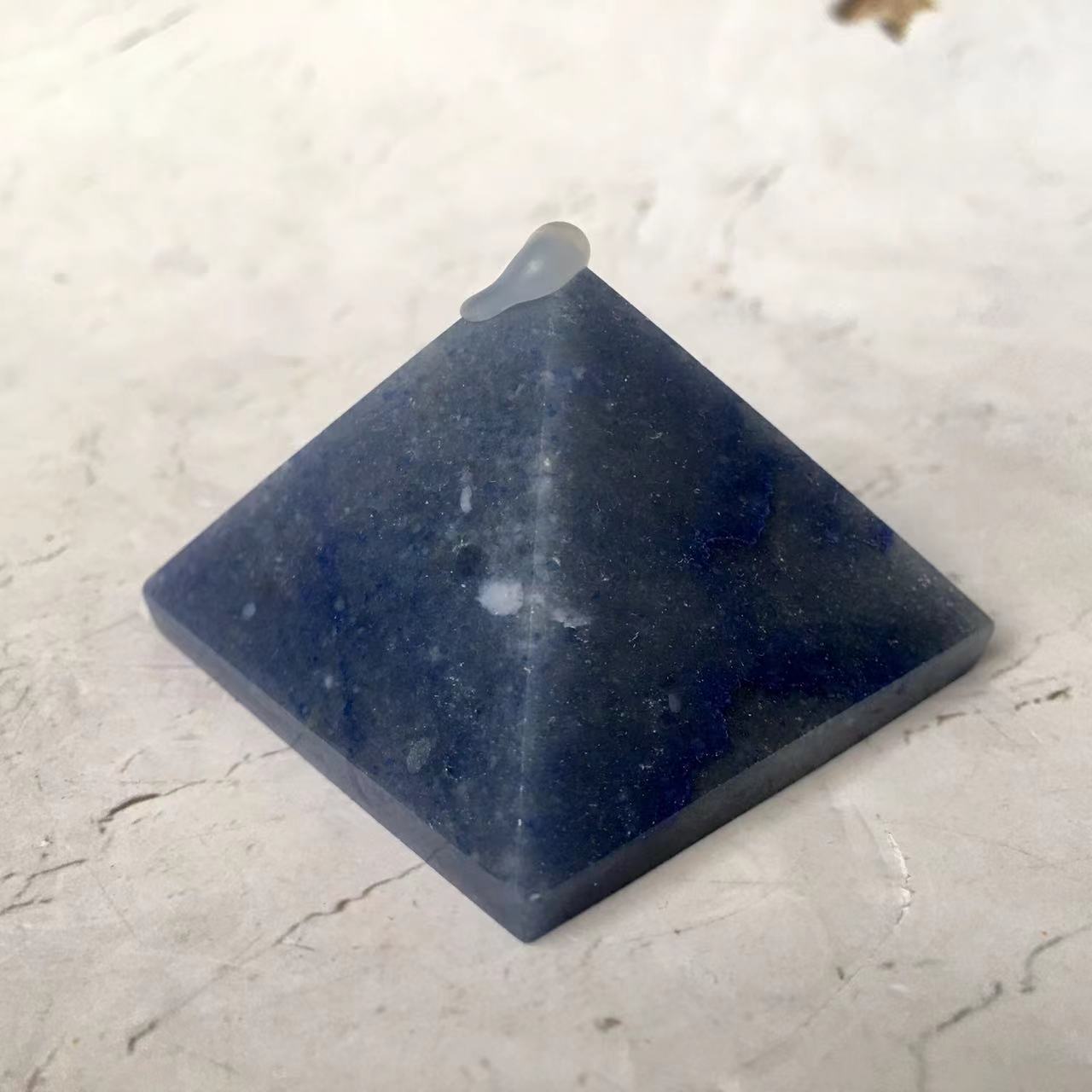 Natural crystal and Rsein Pyramid Energy Crystal Eliminates Negative Energy Resin Pyramid Crafts