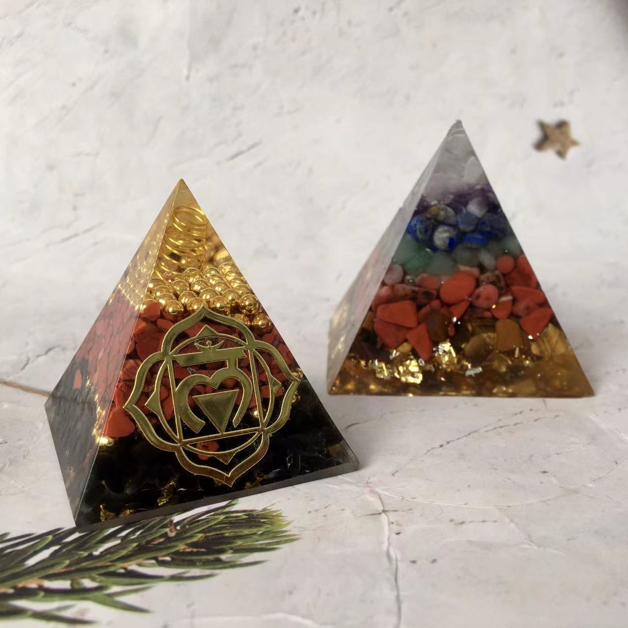 Natural crystal and Rsein Pyramid Energy Crystal Eliminates Negative Energy Resin Pyramid Crafts