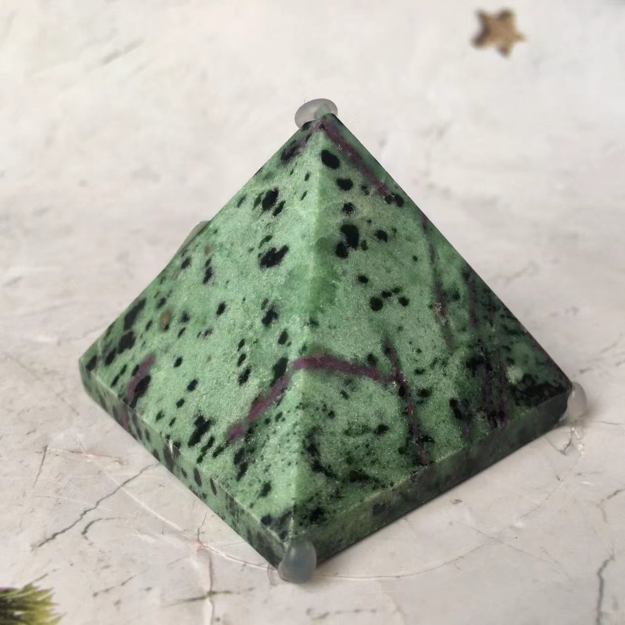 Natural crystal and Rsein Pyramid Energy Crystal Eliminates Negative Energy Resin Pyramid Crafts