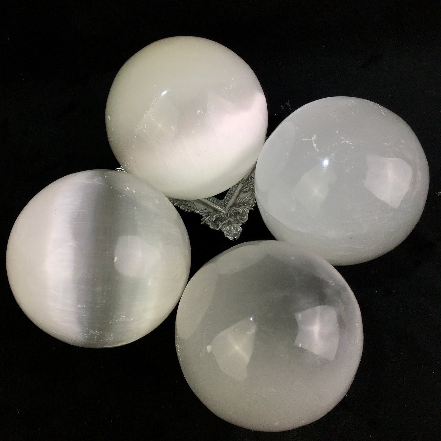 Wholesales high quality selenite with cat eye  ball  sphere natural healing crystal sphere gemstone for home decoration 1kg